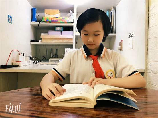 木桌子上的小孩
中度可信度描述已自动生成